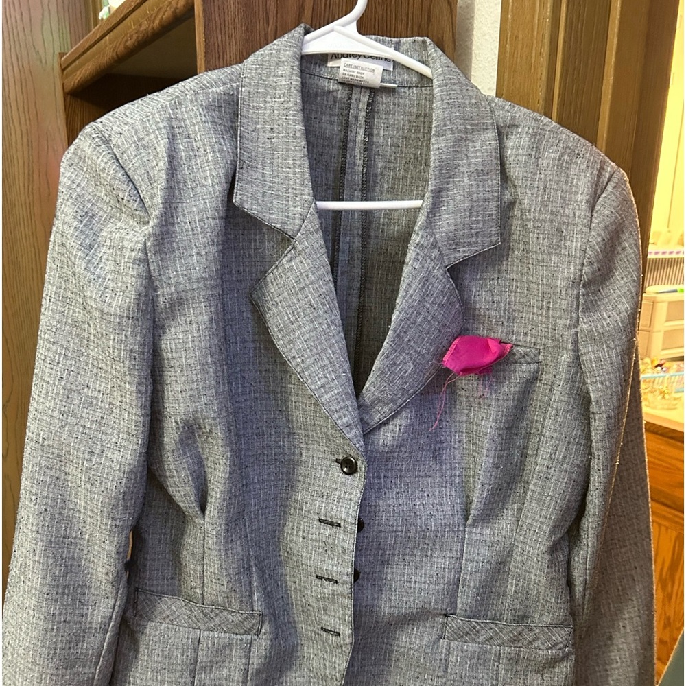 Women’s vintage blazer. Beautiful gray black white blend with pink in pocket.